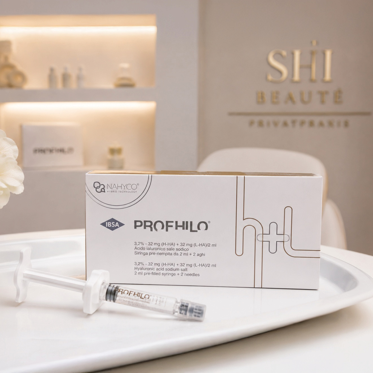 Profhilo-Behandlung: Produktverpackung und Spritze auf einem Tablett, , Polynukleotide zur regenerativen Hautpflege: Ampulle mit Molekülmodell, NCTF 135 HA Mesotherapie: Filorga-Ampulle mit Verpackung und Spritze, Shilan Roosen-Fierlings mit Kanüle vor dem Produktregal, Lipolyse-Behandlung zur Fettreduktion am markierten Bauch